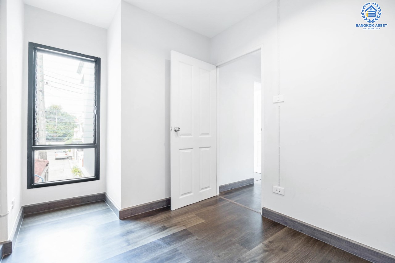 บ้านมือสองตกแต่งใหม่ ม.พิบูลย์การ์เด้นวิลล์ ถนนพิบูลย์สงคราม-พระราม5 ทาวน์เฮ้าส์หลังใหญ่ ทำเลโซเมือง! เนื้อที่ 23.2 ตร.ว. ฟังก์ชัน 3 ห้องนอน 2 ห้องน้ำ บนสุดยอดทำเล! เชื่อมถนนพิบูลย์สงคราม, วงศ์สว่าง, นครอินทร์ และติวานนท์ ใกล้จุดขึ้นทางด่วนศรีรัช-วงแหวนรอบนอก และเพียง 5 นาที ถึงรถไฟฟ้าสถานี "แยกติวานนท์"